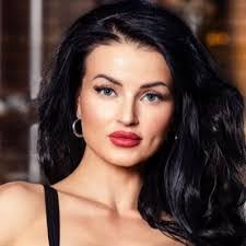 Veronica Lavery's Instagram, Twitter & Facebook