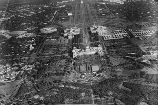 1950s :: Aerial View of Lutyens Delhi . Council House, President's House and India Gate Can be Seen ( Photo - University of Cambridge / @RoliBooks )