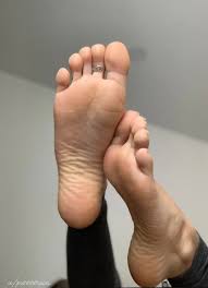 Amateur feet porn pics, anyone want to cum on my soles? 🥺 - FeetPlaza
