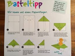 Kinderklassiker Der Papierflieger Schweizer Familienblog Die Angelones Papierflieger Kinder Basteln Draussen Papierflieger Falten