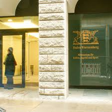 Auf der seite des bundesministeriums für arbeit und soziales heißt es „ist bei der schließung der kita / schule unter berücksichtigung des alters der kinder eine betreuung erforderlich, so müssen die eltern. Schliessung Von Schulen Und Kitas Ab 16 Dezember Baden Wurttemberg De