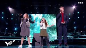 Emma peut compter sur le soutien de ses parents, christophe et nathalie. Video The Voice Kids Revelation Des Auditions A L Aveugle La Jeune Emma Brille A Nouveau Lors Des Battles Lci
