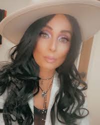 Lisa Mcclowry's Instagram, Twitter & Facebook