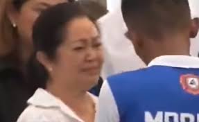 Liza Araneta Marcos cries after meeting rescuer who lost 7 relatives due to  Kristine