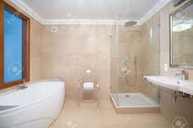 Sammlung von heidi lotter • zuletzt aktualisiert: Foto Von Gemutlichen Beige Badezimmer Mit Dusche Und Badewanne Lizenzfreie Fotos Bilder Und Stock Fotografie Image 45135846