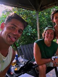 El mono narigudo es un primate endémico de Borneo, famoso por su gran nariz  colgante, especialmente en los machos, que puede medir hasta \(10\) cm.  Posee un pelaje marrón o rojizo, un