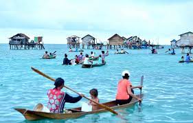 Assalammualaikum dan salam sejahtera, hai korang. Rumah Tengah Laut Tiada Elektrik Kehidupan Bajau Laut Sabah Dicemburui Libur