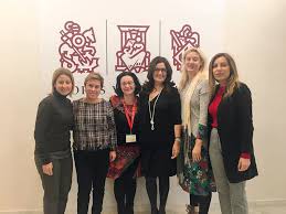 He manages to attract a bear as well as the local indians on his travels to save the bull. Irene Epifanio Lopez Revista Te