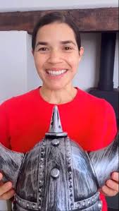 Jay y america pasando el casco de vikingo a mason y nico hacia una nueva  generación de