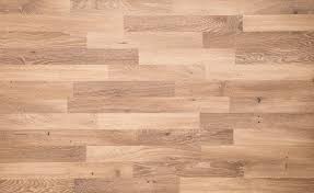 White oak is harder, more exclusive and has straighter grain patterns than red oak. Red Vs White Oak What S The Difference Floormania