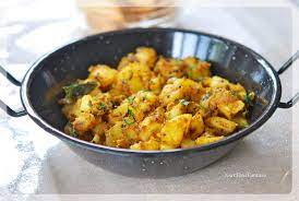 Aloo Ke Sookhi Sabzi Dry Potato Curry Recipe Your Food Fantasy Recipe Potato Curry Curry Recipes Dried Potatoes
