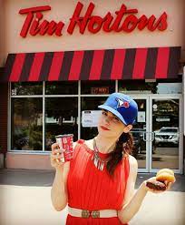 Pin By Zil On Wynonna Earp Melanie Scrofano Melanie Cool Girl