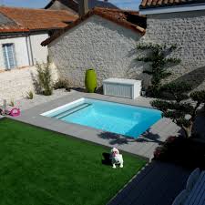 Amenagement D Un Jardin Avec Terrasse Bois Et Gazon Synthetique Moderne Piscine Angers Par Loosfeld Paysage