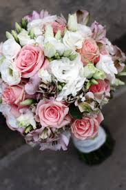 Brautstrauss Rosa Vintage Rosen Hortensien Lysianthus Kleidreste Am Griff Hochzeit Blumendekoration Foto Jannys Dekozaub Floral Wreath Floral Table Decorations