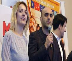 Bkm'nin yapımcılığını üstlendiği dedemin fişi'nin başrollerinde ali sunal, alper kul, özge borak, erdem yener, doğa rutkay, onur buldu, i̇rem sak, onur atilla, uğur bilgin ve ayşen gruda gibi isimler. Dedemin Fisi Filminin Oyunculari Seyirci Ile Bulustu Adana