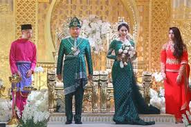 Azreen berkahwin dengan datuk tengku kamaruzzaman ketika usianya mencecah 16 tahun. Azreen Dan Tengku Kamaruzzaman Hanis Zalikha Hairul Azreen Sah Bergelar Suami Isteri Jenazah Bonda Dymm Sultan Johor Selamat Tiba Klaxciy