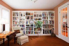 Lemari bawah tangga dari kayu di perpustakaan mini ini membawa kesan alami pada rumah. Desain Perpustakaan Mini Di Rumah Yang Membuat Suasana Membaca Jadi Lebih Menyenangkan Furnizing