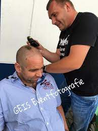 Ikke darf generell alles, erklärt matthias distel, das alter ego von señor hüftgold. Facebook