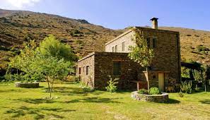 Στην παραλία στα άχλα της άνδρου, βρέθηκε η ελένη μενεγάκη όπου απόλαυσε τον ήλιο και τη θάλασσα. Deite To Yperoxo Spiti Ths Elenhs Menegakh Sta Axla Ths Androyspirossoulis Com The Home Issue