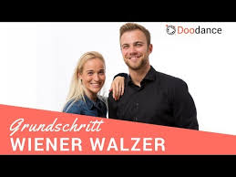 Eine hochzeit ist die perfekte gelegenheit den lange aufgeschobenen tanzkurs nachzuholen, vor allem wenn man sich für einen klassischen eröffnungstanz entscheidet. Hochzeitswalzer Top Lieder Und Wichtige Tipps Fur Euren Eroffnungstanz Youtube