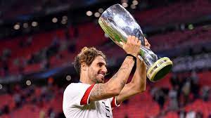 Sie können dann gar nicht anders als zu jubeln. Fc Bayern Gewinnt Supercup Die Stimmen Zu Martinez Grosser Nacht Eurosport