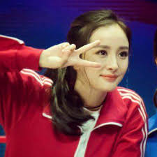 非小猎豹跳上车前盖温情抚摸游客[组图]_图片中国_中国网