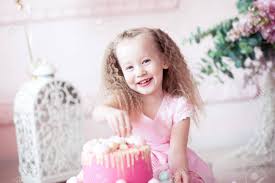 Un fraisier classique avec des fraises, une génoise légère, une crème mousseline et une pâte d'amande pour recette de gâteau anniversaire pour les 4 ans de ma fille. Souriant Kid Fille 3 4 Ans Manger Un Gateau D Anniversaire Assis Sur Le Sol Dans La Chambre Regardant La Camera Fete Bonheur Banque D Images Et Photos Libres De Droits Image 72019997