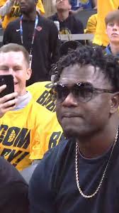 🤩 Colts legend Edgerrin James is courtside for Game 3 tonight.