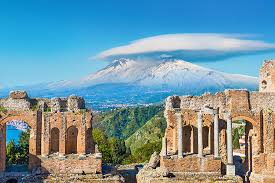 Sicily's interior is a rugged place, full of rocky outcrops, precipitous hillsides and fields parched by the summer sun. Sizilien Strande Sehenswurdigkeiten Auf Italiens Insel