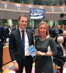 November 1975 in vilvoorde) ist ein belgischer unternehmer und politiker der open vlaamse liberalen en democraten (open vld). Alexander De Croo On Twitter Speaking Of Female Role Models Happy To Hand Over A Copy Of The Age Of The Woman To Federicamog At Eucouncil Meeting Today English Version Is