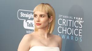 As emma roberts enjoys more success from being an actress, fans are rewarded with her presence in 'american horror story', and the many movie projects that she is working on. Emma Roberts Debuts Hairstyle With Baby Bangs At Critics Choice Awards Allure