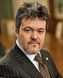 Árpád habony has been prime minister viktor orbán's chief strategic adviser since 2006 (source in hungarian). 11 Kep Avagy Hogyan Lett Nem Kozszereplo Habony Arpadbol Menon Oltozkodo Pasi