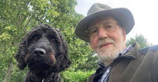 Un chien d'assistance sauve la vie d'un inconnu coincé dans la boue en  alertant son propriétaire atteint de surdité