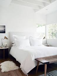 Boho Natural Minimalist White Bedroom With All White Bedding And Walls Paired With Natural Wood Furniture Bedroom Interior White Bedroom Cozy Home