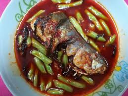 Gurih renyah ikan berpadu dengan asam pedas sambalnya. Asam Pedas Ikan Pisang