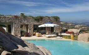 Dalla villa più lussuosa all'appartamento in un villaggio turistico, dalla casa in campagna alla villetta a due passi dal mare. Tra Le Case Piu Care D Italia Ben 4 Sono In Sardegna Cagliari Vistanet