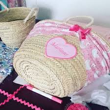 Un regalo en sí mismo, para decorar o para darle uso en tu hogar, y si lo llenas de cositas buenas de l'alforjeta, se convierte en el regalo excepcional. Capazo De Palma Artesanal Para Ninos Telas Mis Ninos