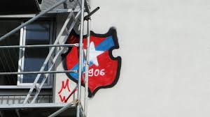 Sparing zaplanowano na 4 sierpnia (środa) o godz. Herb Wisly Krakow Na Wysokosci 3 Pietra Bloku W Podgorzu Fanatyk Wyszedl Po Rusztowaniu Zdjecia 30 09 Gazeta Krakowska