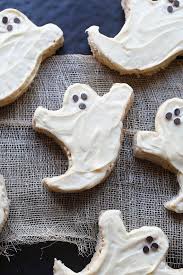 Krispie Treat Ghosts Are So Super Simple To Make And Guaranteed To Be A Hit On Halloween Halloween Rice Krispie Treats Rice Krispie Treats Fun Halloween Food