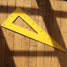 La Maitresse Tracait Les Figures De La Lecon De Geometrie Avec Une Grande Equerre En Bois Et Un Compas Geant Equerre En Bois Ecole D Autrefois Cours De Maths