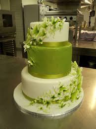 Wedding Cake In Pistachio Green With Butterflies Www Thetinycakebo Hochzeitstorten B Green Wedding Cake Elegant Birthday Cakes Pumpkin Cake Recipes