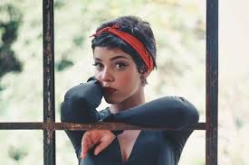 Wunderschöne haarbänder sind nicht nur etwas für die frauen mit langer mähne. Mit Haarband Frisuren Fur Jede Menge Abwechslung Zaubern