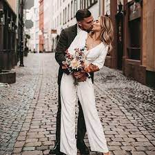 28 Casual Wedding Dresses And Outfits That Inspire Happywedd Com Boda Informal Sesion De Fotos Boda Sesion De Fotos Novios