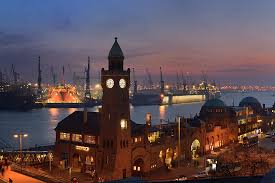 Pauli landungsbrücken sind ein verkehrsknotenpunkt und ein beliebtes ausflugsziel mit zahlreichen touristenattraktionen und sehenswürdigkeiten in der nähe. Die St Pauli Landungsbrucken Elbe Events