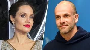 Jolie), вимовлене на американський лад (джолі) та взяте за псевдонім, французькою означає «красуня», «мила», «хороша». Andzhelina Dzholi Poznakomila Byvshego Muzha S Detmi Ot Pitta Gazeta Ru Novosti