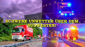 Nach angaben der polizei starb in stuttgart ein. Unwetter Mit Starkregen Und Blitzschlag Feuerwehren In Der Region Im Einsatz Alarmfahrten Youtube