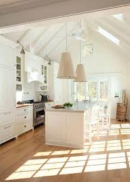 15 Incredibly Airy Kitchen Designs With Skylights Rilane Cuisine Contemporaine Maison Deco Maison