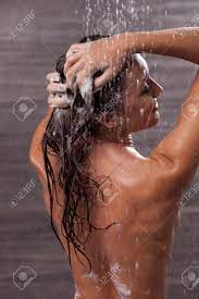 Attraktive Junge Frau Wäscht Ihren Körper Im Badezimmer. Sie Steht Unter  Fließendem Wasser Und Lächelt. Die Dame Ist Nackt Lizenzfreie Fotos, Bilder  und Stock Fotografie. Image 49699467.