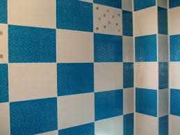 Urmand principiul construieste un design simplu, alegeti o placile de gresie si faianta de calitate sunt cea mai buna alegere pentru amenajarea unei bai ca baie de apartament, baie matrimoniala, baie de serviciu. Baie Cu Faianta Mozaic Alba Si Albastra Montate Alternativ Model Sah Imagini Baie Cu Gresie Albastra Amenajari Interioare Rigips Gresie Faianta Zugraveala Decorativa Cluj Napoca