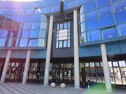Les infractions plus graves sont jugées par un tribunal correctionnel (pour les délits) ou par la cour d'assises. A Saint Thibault Des Vignes Il Fuit La Police A Contresens La Nuit Ivre Les Phares Eteints La Marne